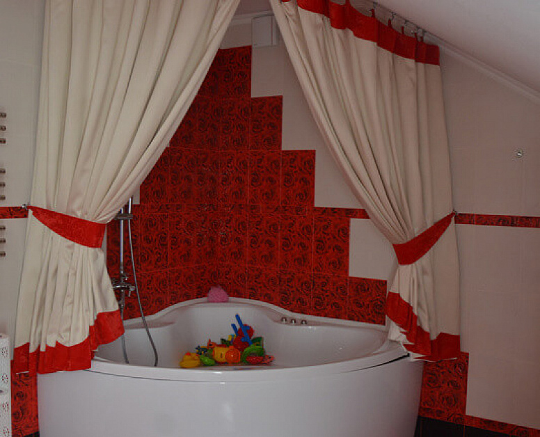 Красно-белые шторы для ванной комнаты на подвязках