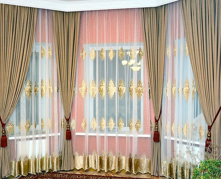 Бежевые классические шторы на эркерное окно в доме