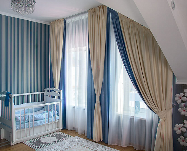 Бежево-голубые классические шторы в детскую