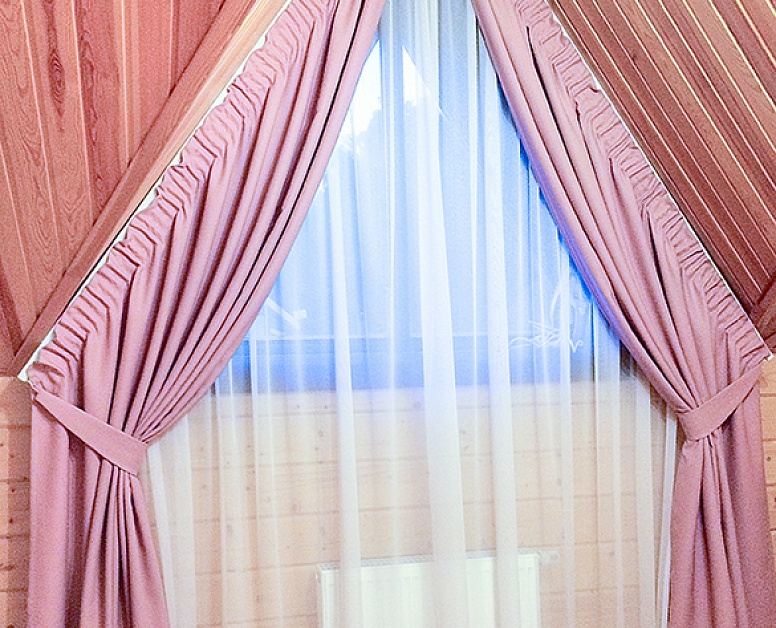 Розовые шторы для мансардных окон