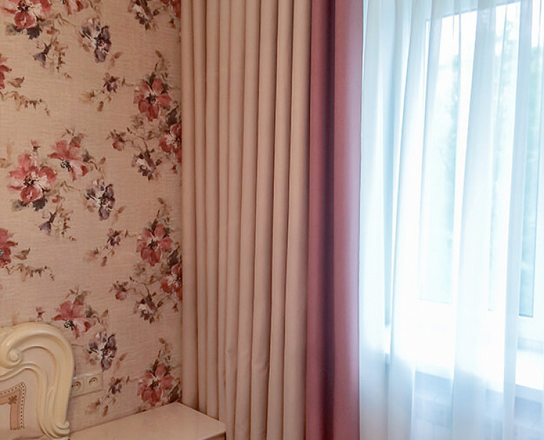 Розовые шторы на люверсах в спальне