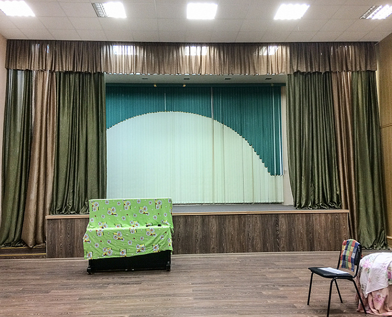 Бежево-зеленые шторы для сцены