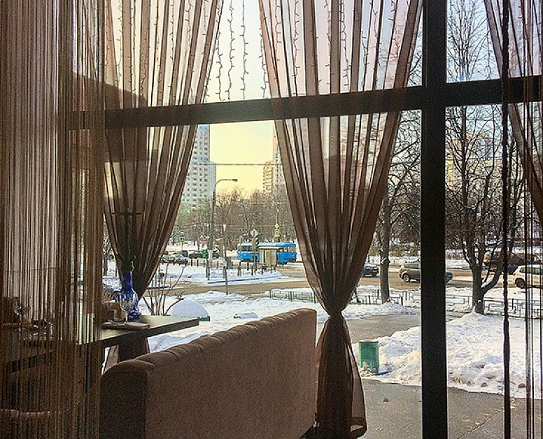 Прозрачные шторы для ресторана