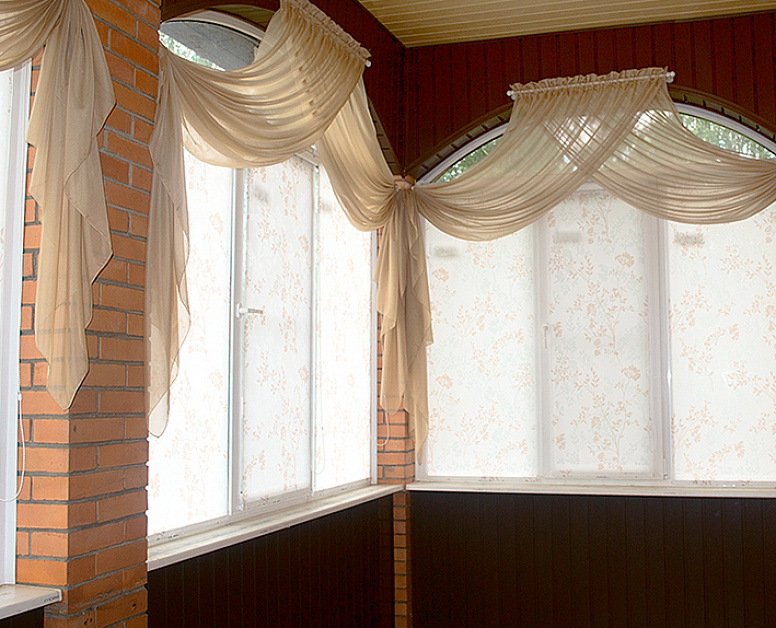 Кремовые шторы для арочных окон
