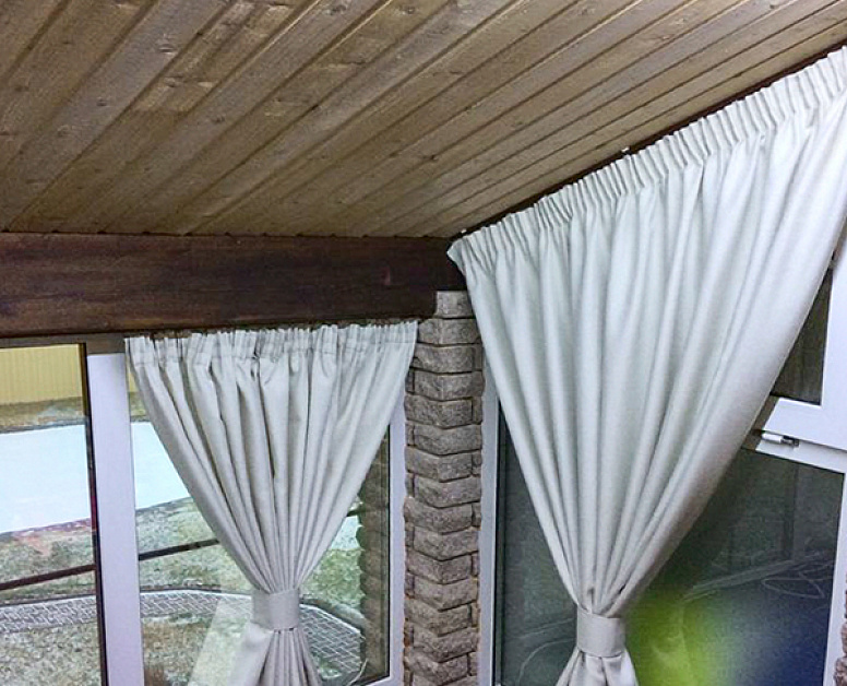 Сложные шторы для нестандартных окон белого цвета