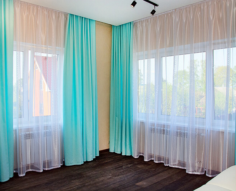Бирюзовые классические шторы в гостиной