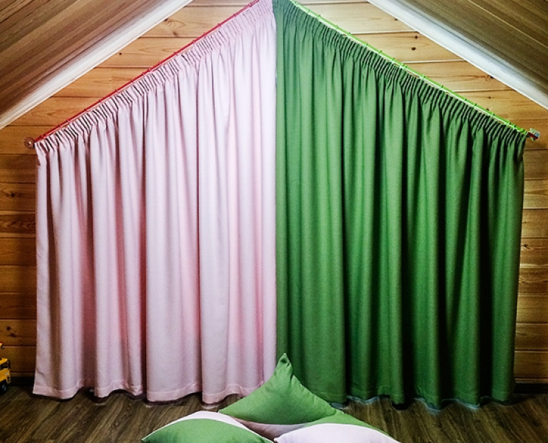 Зелено-розовые шторы для мансардных окон