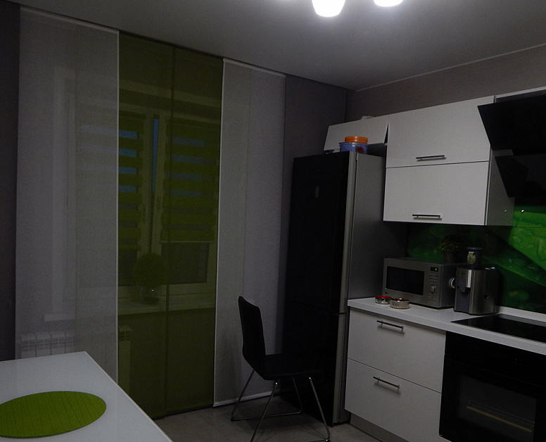 Прозрачные бело-зеленые японские шторы на кухню