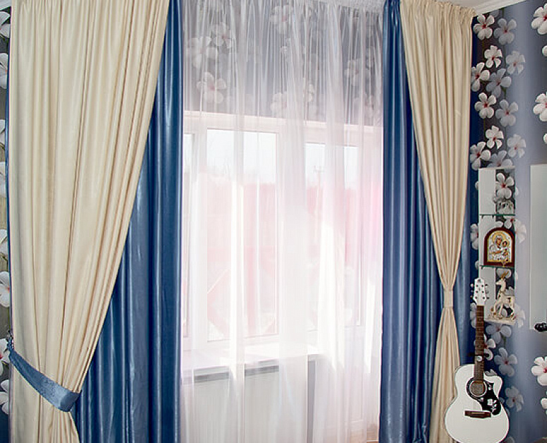 Бежево-голубые классические шторы для детской