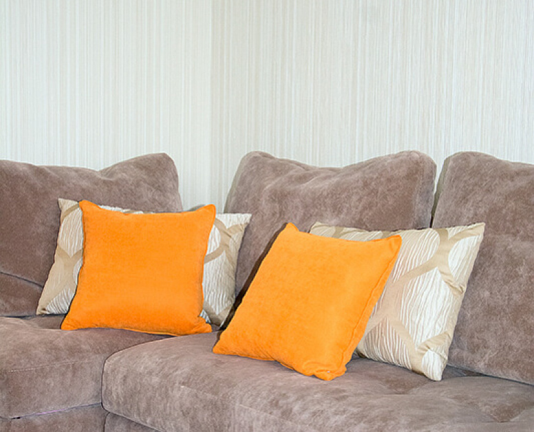 Оранжево-бежевые подушки