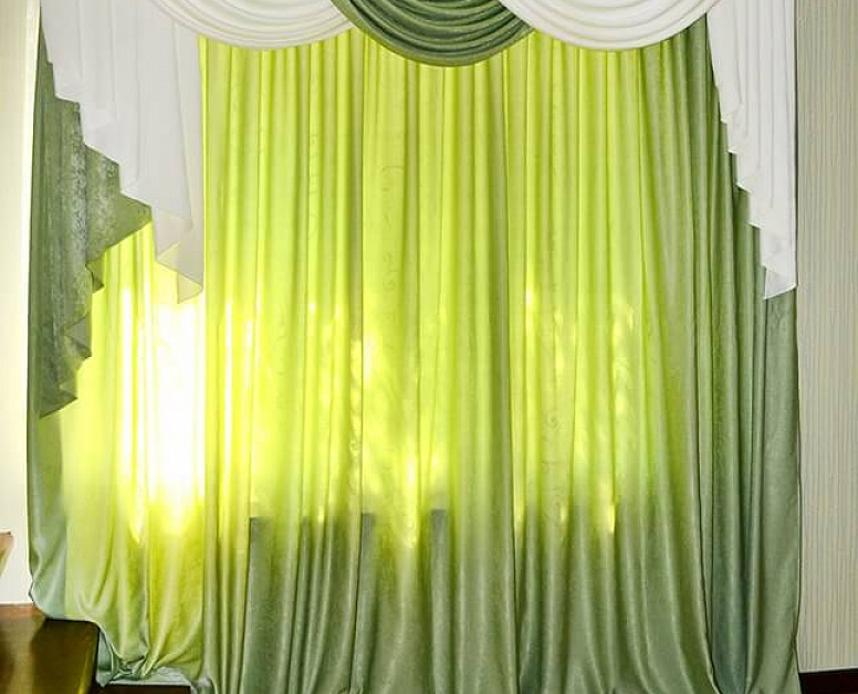 Зеленые шторы с ламбрекеном для частного дома