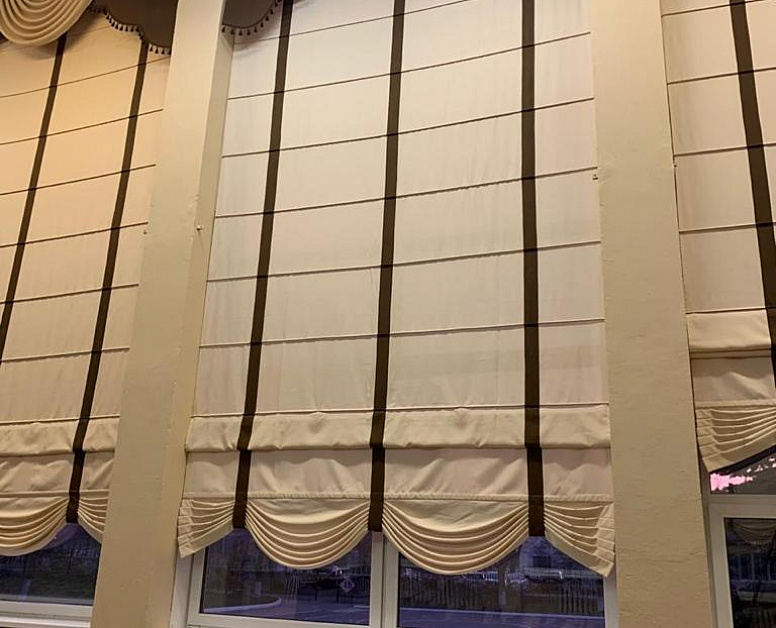 Черно-белые шторы для актового зала