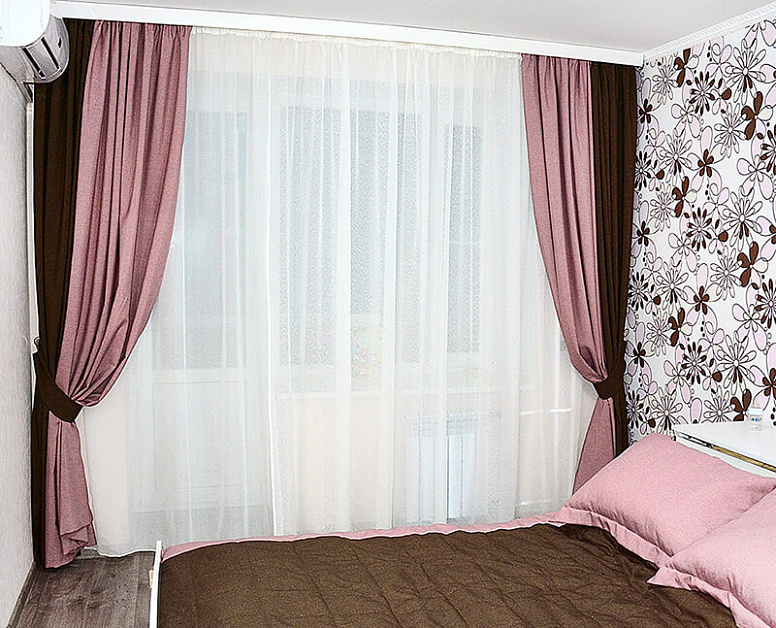 Коричнево-розовые шторы для спальни