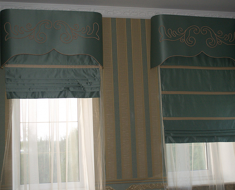 Зеленые римские шторы на подвязках для кабинета