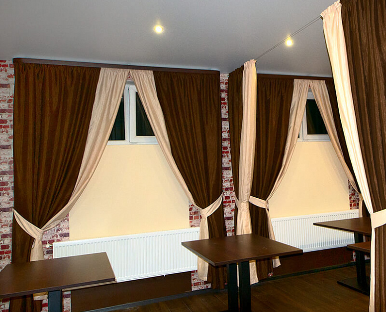 Коричневые классические шторы для кафе