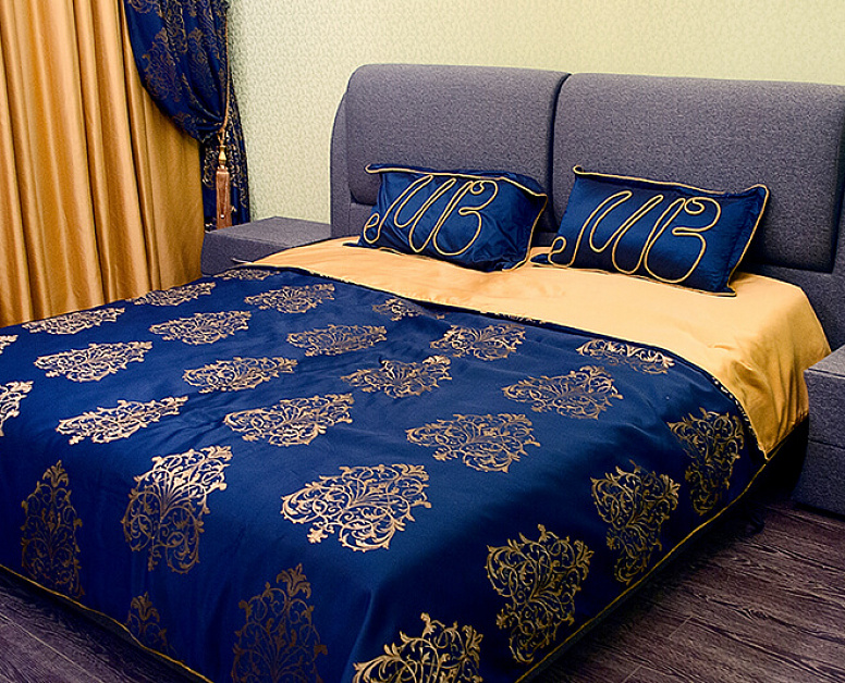 Сине-золотые подушки в классическом стиле