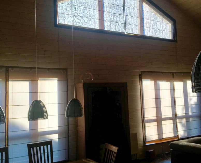 Белые римские шторы для окон со вторым светом в частном доме