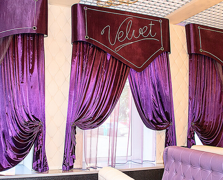 Фиолетовые шторы с ламбрекеном для кафе