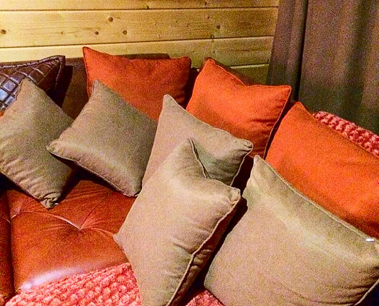 Серо-оранжевые подушки