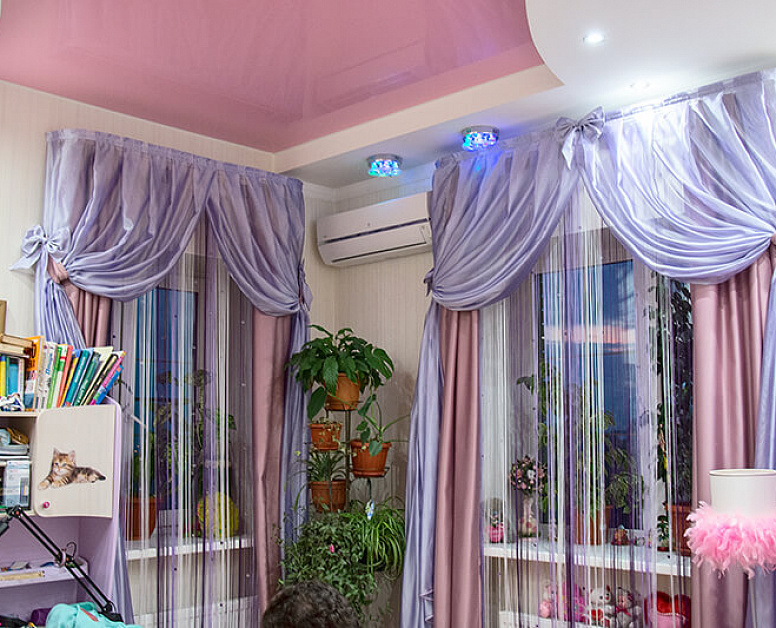 Фиолетово-лиловые шторы с ламбрекеном в детской