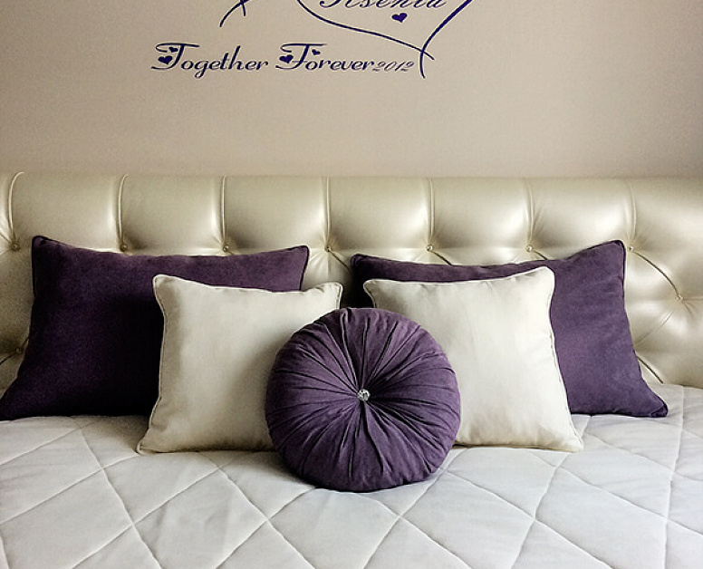 Белые-фиолетово подушки
