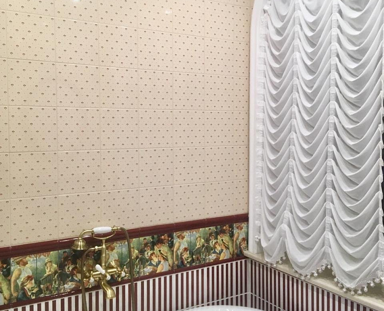 Белая штора для ванной комнаты