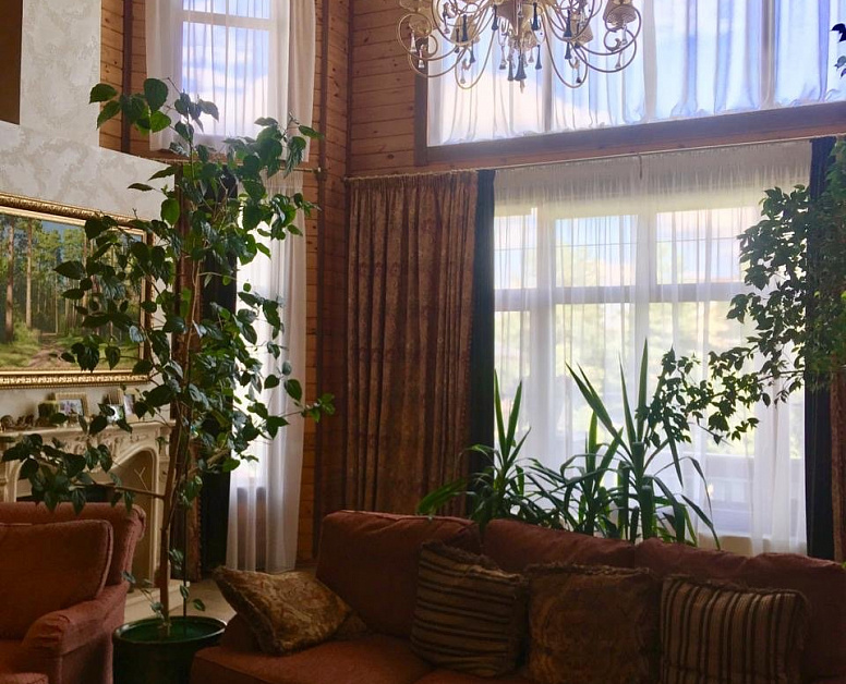 Кремовые шторы для частного дома в гостиную