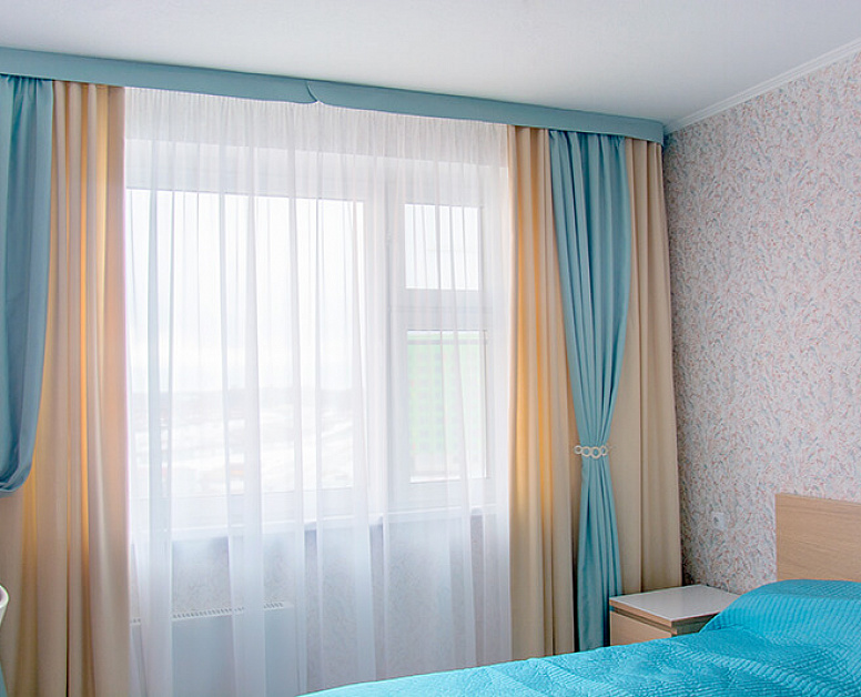 Бежево-голубые классические шторы в спальне