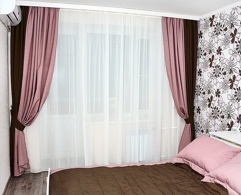 Бордово-розовые классические шторы для спальни