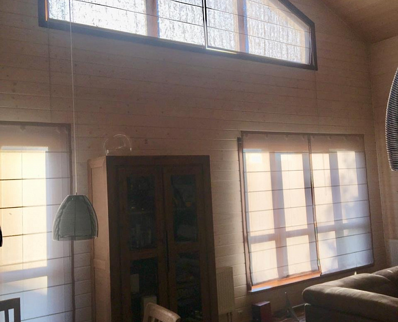 Белые римские шторы для скошенных окон в частном доме