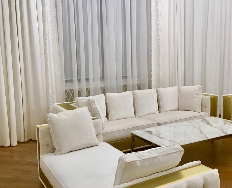 Белые современные шторы для гостиной