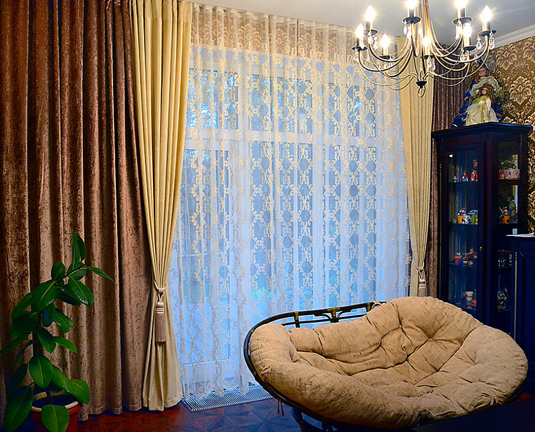 Классические шторы золотого цвета в гостиной