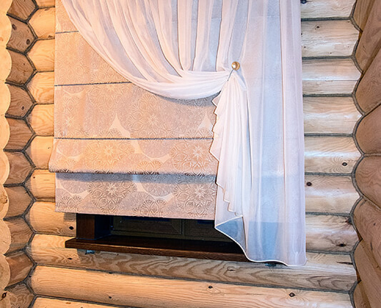 Римские шторы в деревянном доме