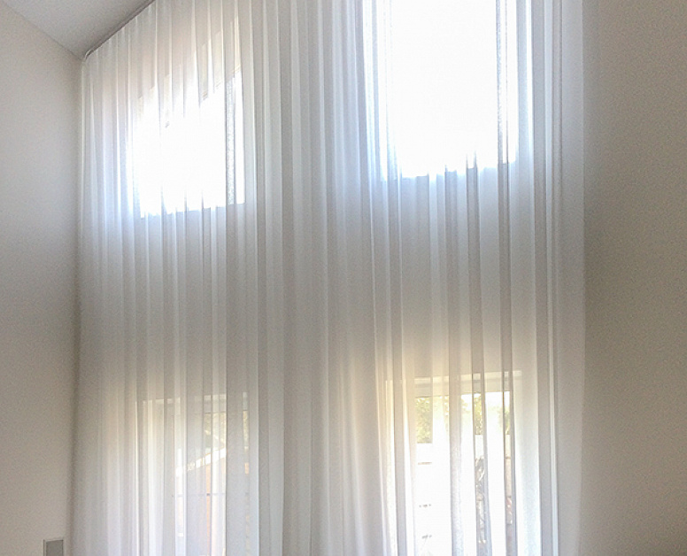 Белые шторы для окон со вторым светом