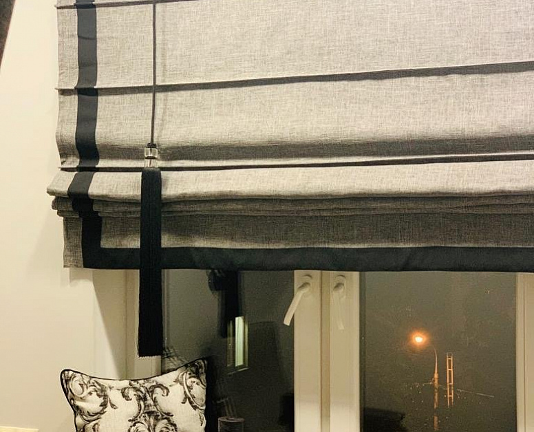Черно-серая штора для кабинета с кисточкой