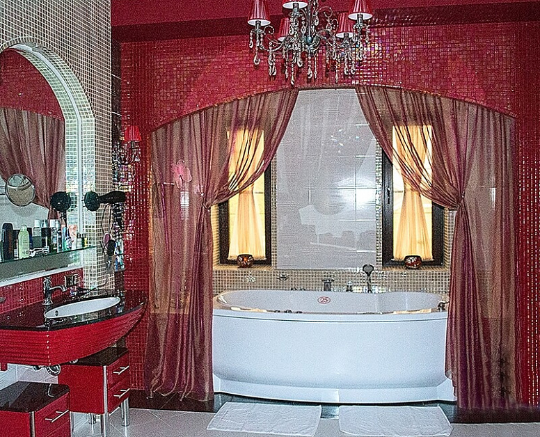 Классические шторы бордового цвета для ванной