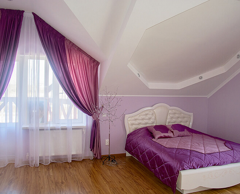 Фиолетово-розовые классические шторы в спальне