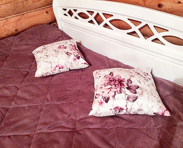 Белые подушки с цветочным рисунком