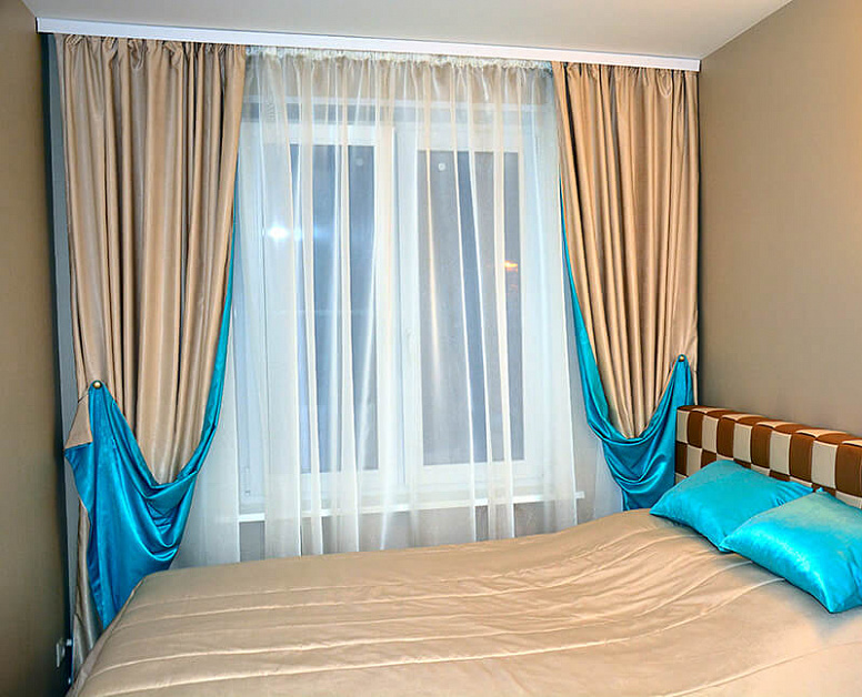 Бежево-бирюзовые классические шторы в спальню