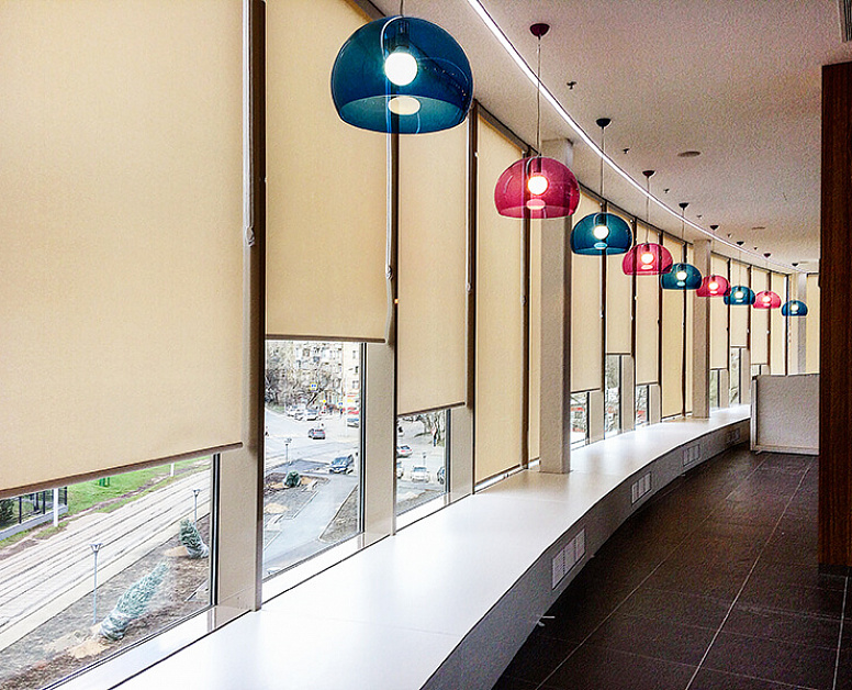 Рулонные шторы кремового цвета