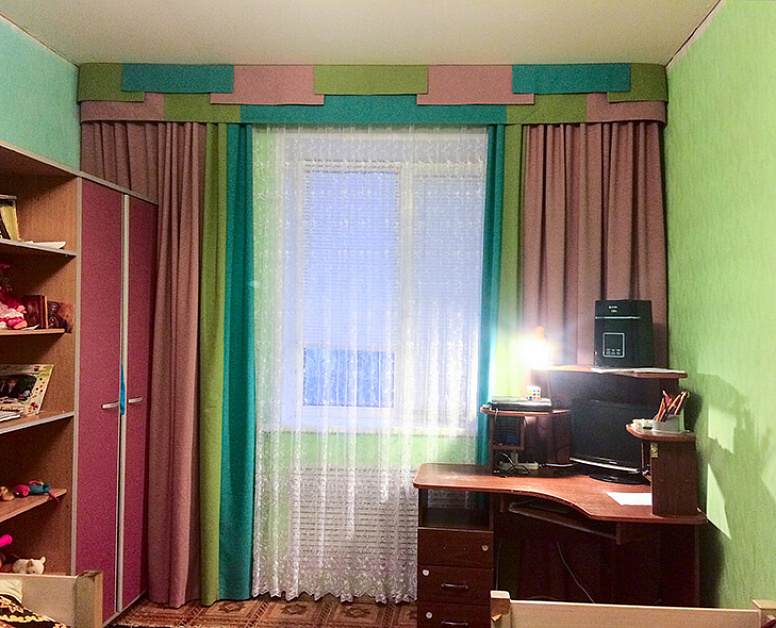 Разноцветные шторы с ламбрекеном