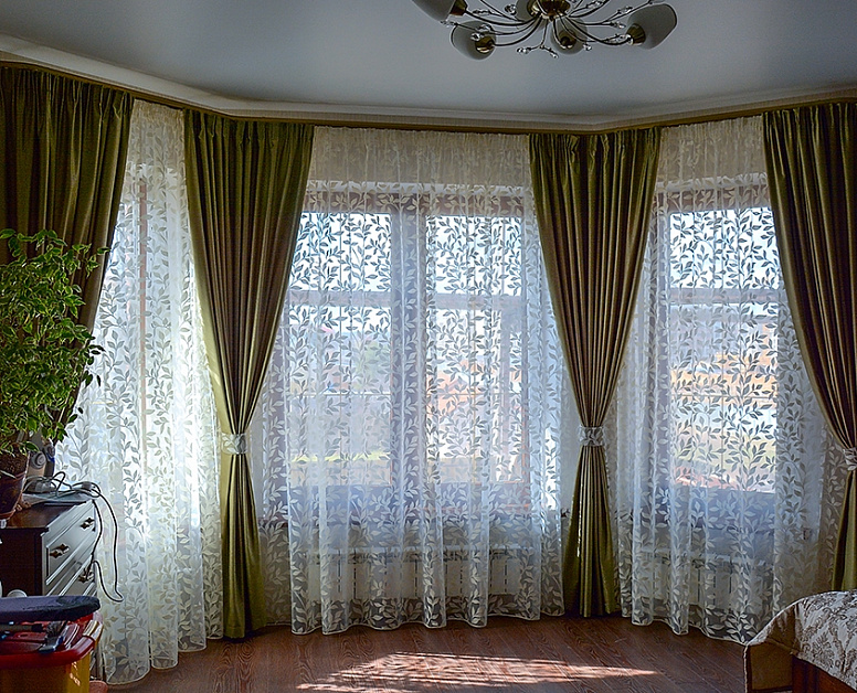 Классические шторы на эркерное окно частного дома