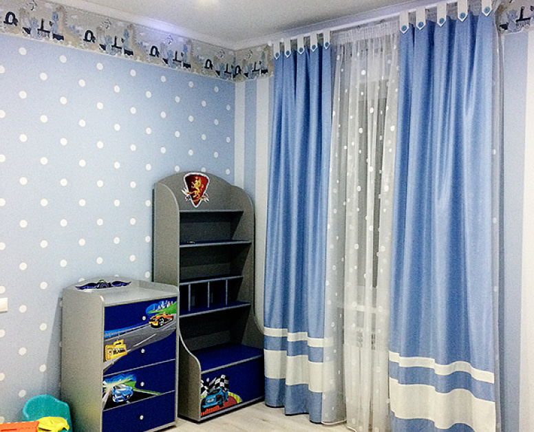 Бело-голубые шторы для детской